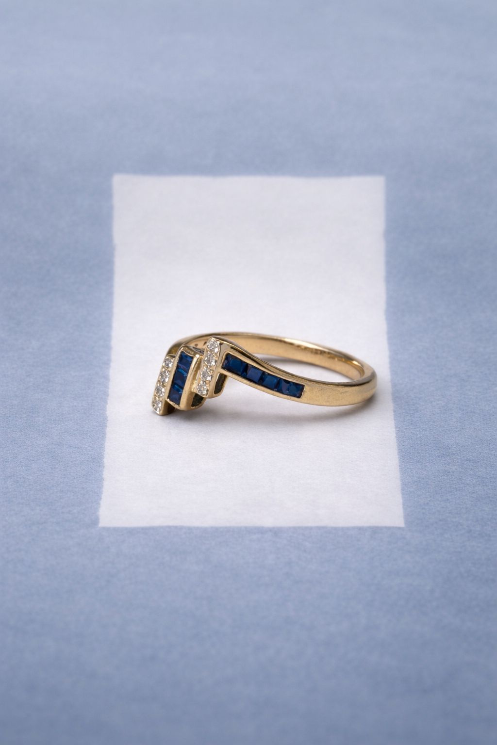 Anillo banda entrelazada en zig-zag