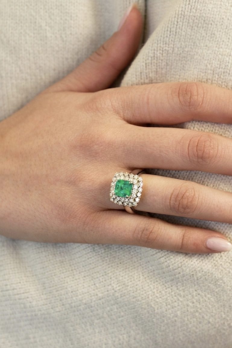 Anillo Oro Blanco con Esmeralda central - Imagen 3