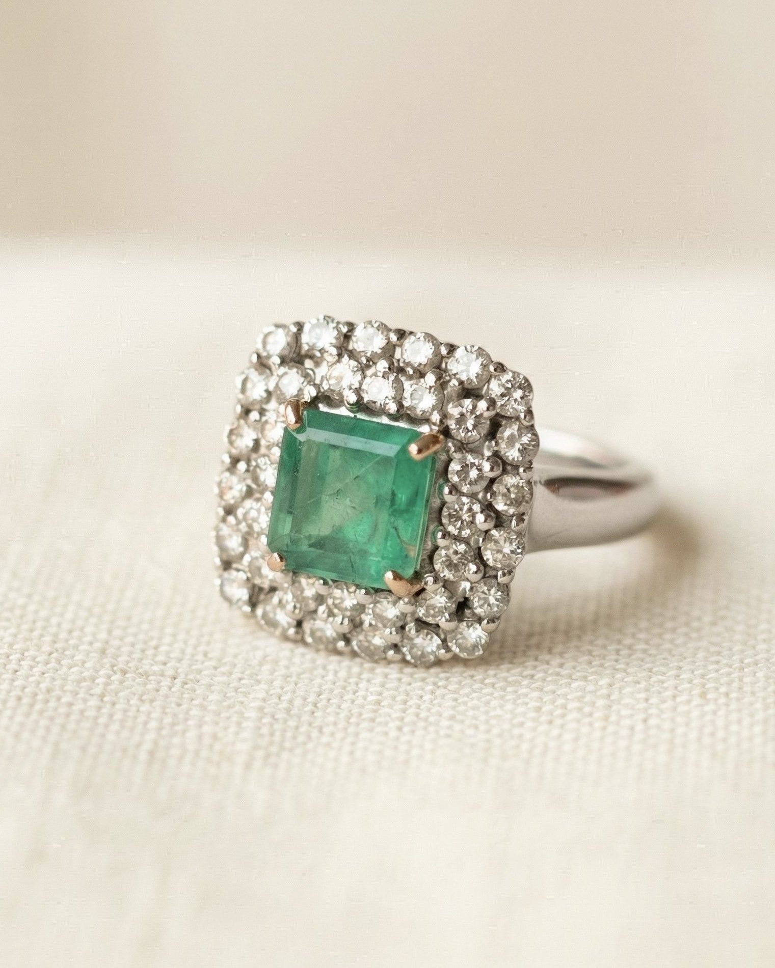Anillo Oro Blanco con Esmeralda central
